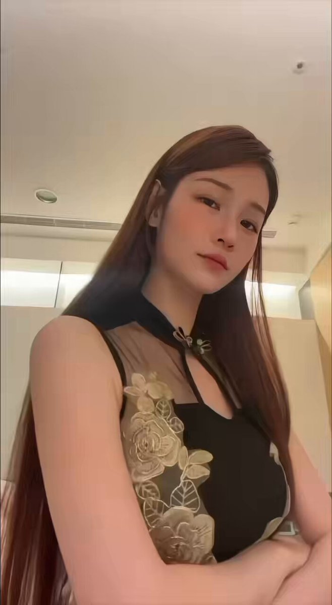 旗袍美女诱惑自拍！长发狐媚眼勾魂，深V造型吸睛