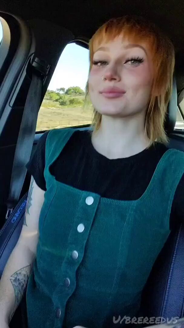 车震辣妹脱衣秀！红发纹身妹开车揉奶露逼高潮