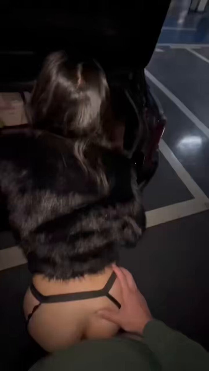 ¡Fue muy emocionante estar con una joven en el estacionamiento! 