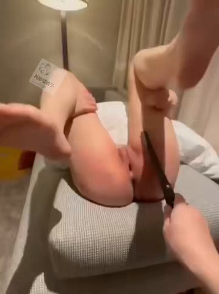 美脚とプリ尻、刃で陰唇を擦り潮吹き絶頂！究極のSMで秘所を弄ぶ