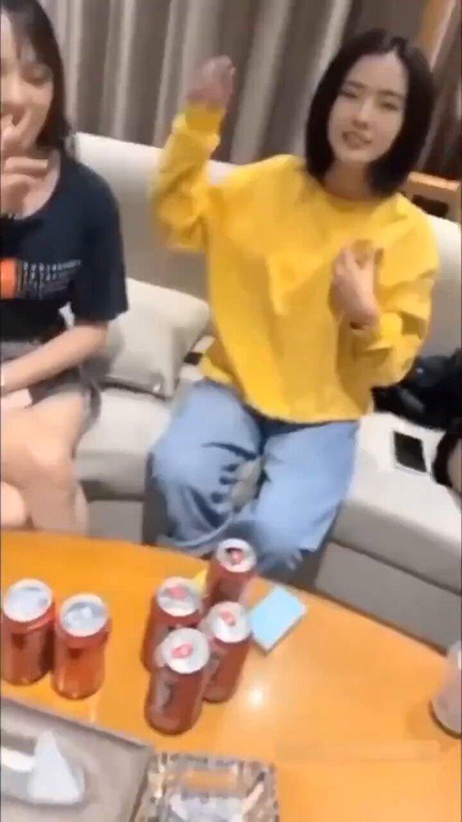 划拳游戏丢骰子脱衣服拍照 输一次脱一件最后全脱光了 这太刺激 输了的要被对方抓住惩罚…游戏输了直接啪啪啪
(完整版见评论区或视频中链接下载)
 
