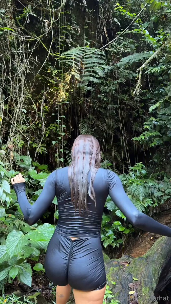 ジャングルの美尻美女の脱ぎっぷりショー！濡れた大きなお尻が揺れる誘惑