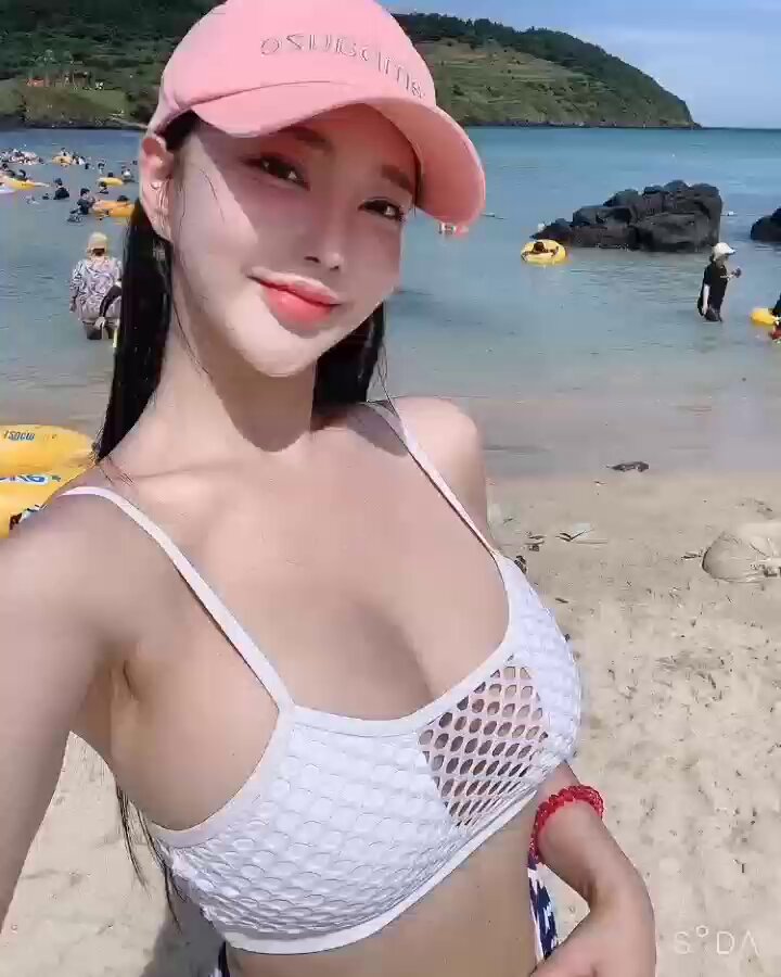 ビーチのメッシュビキニ美女が爆乳で誘惑する自撮り、ピンクの胸が今にもはみ出しそう！