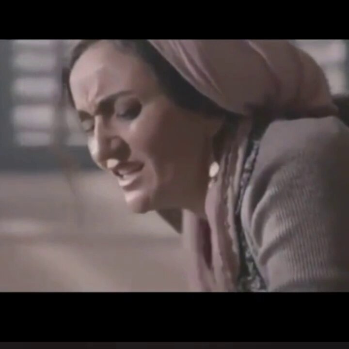 スカーフを巻いた熟女がベッドで激しく潮吹き、絶頂で顔を歪める