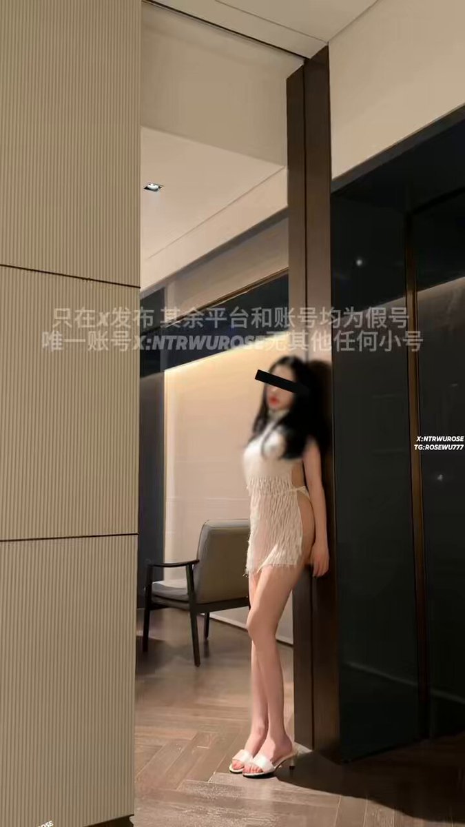 酒店门前骚货跪舔黑屌！长腿美女白裙爆乳口爆狂吞精