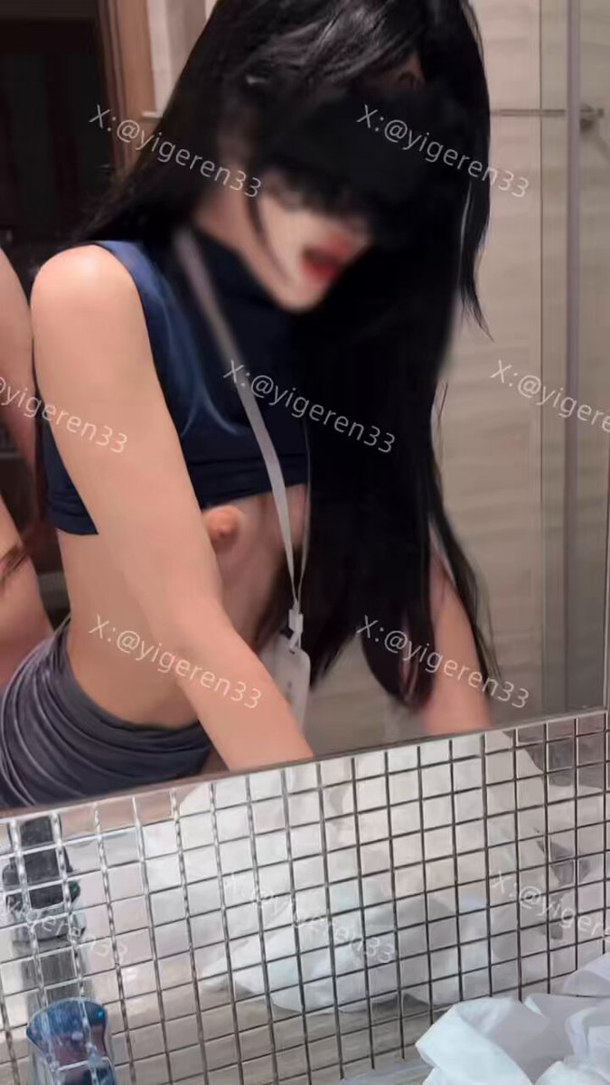 아내가 퇴근하고 집에 돌아왔는데, 여전히 직장 배지를 달고 있었고, 나는 그냥 그녀의 옷을 들어올리고 섹스를 했습니다.