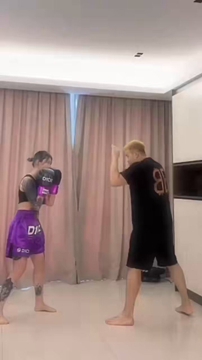 Luyện tập đấm bốc để bảo vệ bản thân khỏi sói 🤔


   