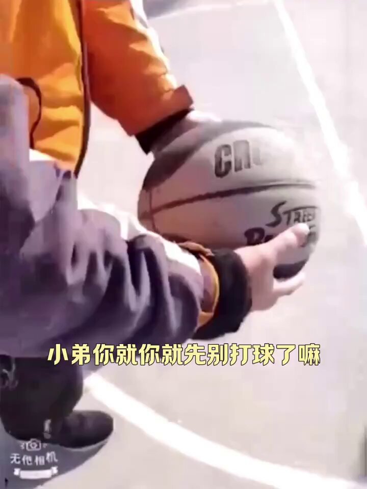 小弟弟你先别打球了，到我车上来 我有事和你说 姐姐给你看一下，别害怕😍😍没事的 摸一下 气质少妇到大学篮球场勾搭大学生 小伙已被喊到车上就沦陷...