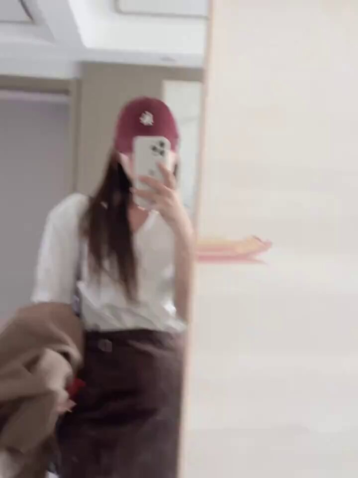 镜前自拍骚货！白衬衫黑裙翘臀诱惑大秀