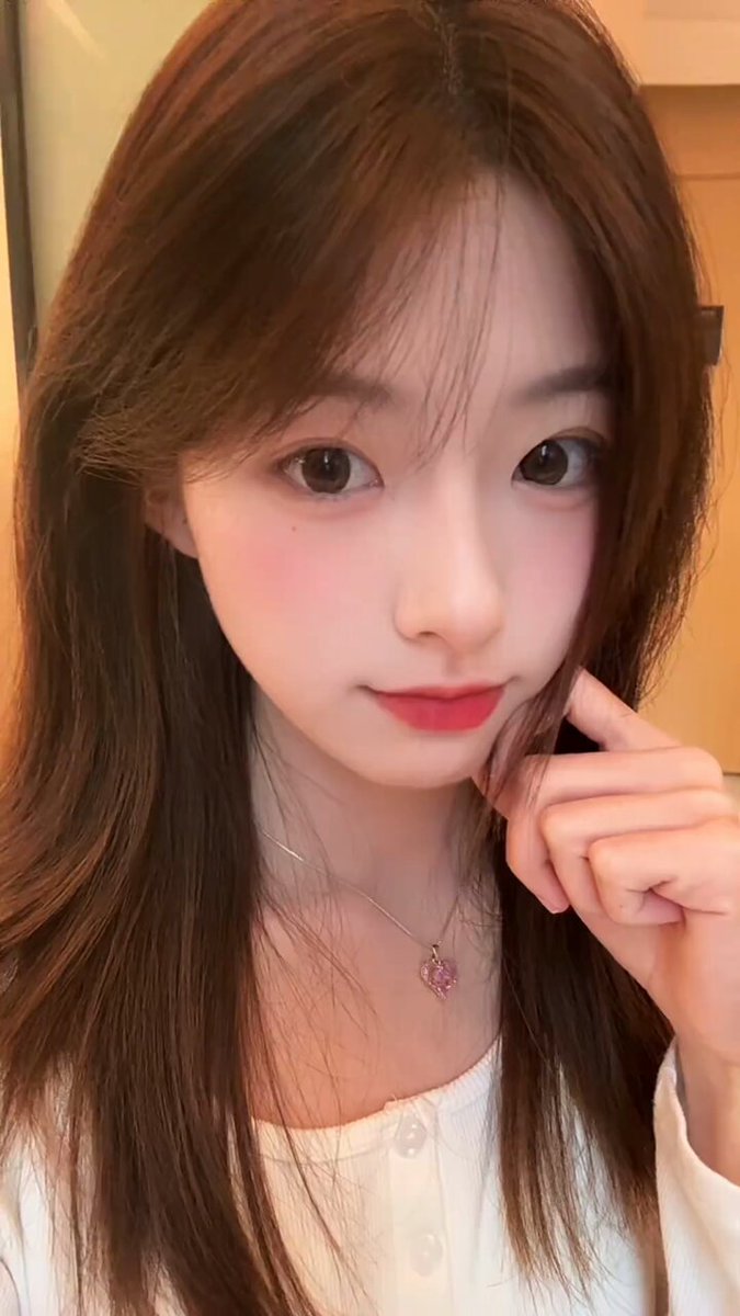 甜美长发妹子涂唇膏诱惑！红唇微张想被舔湿