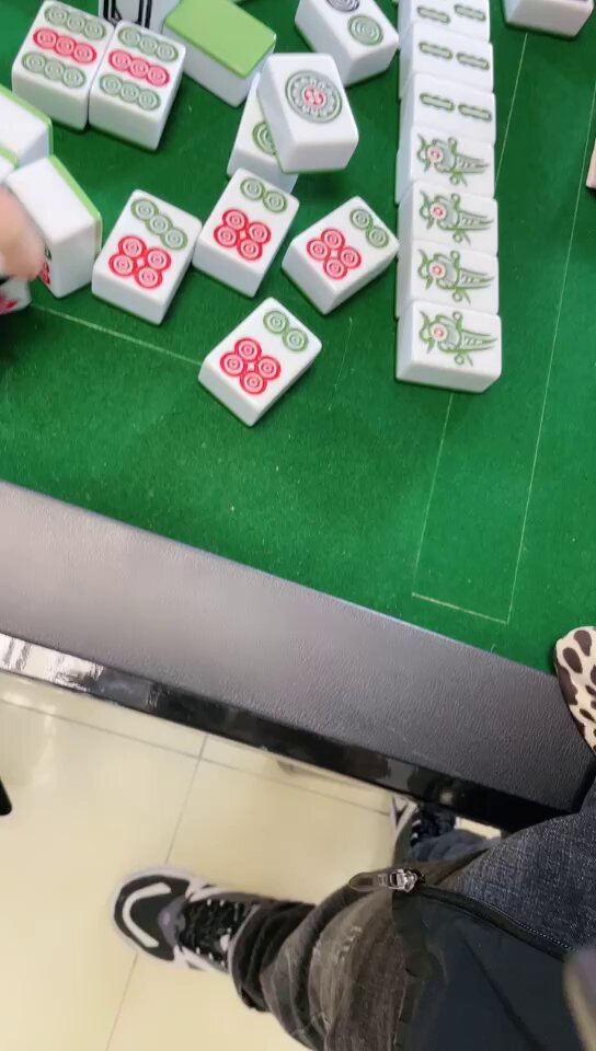 หญิงสาวสองคนที่เสียเงินไปกับโต๊ะไพ่นกกระจอก ถูกบังคับให้ชดใช้ด้วยร่างกาย หลังจากขัดขืนอยู่พักหนึ่ง พวกเธอก็ถูกสวมถุงน่องสีดำสองชั้นและถูก...