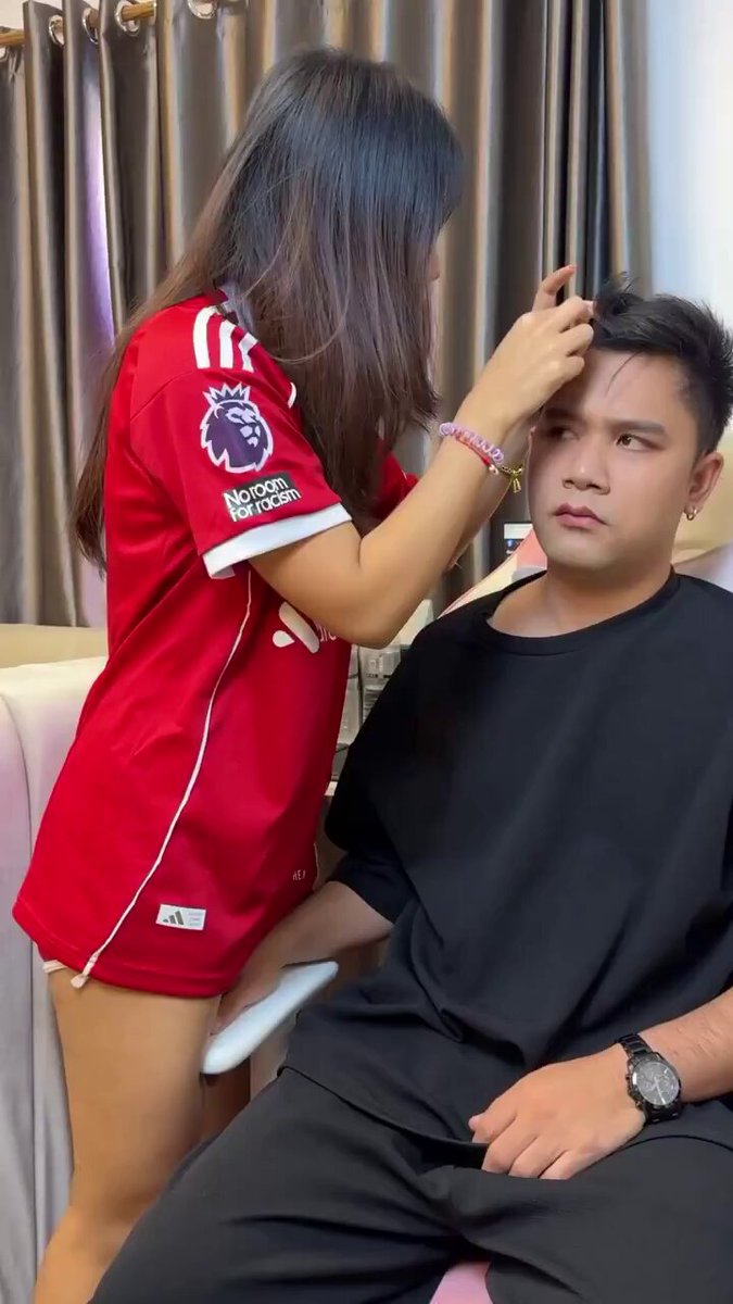 曼联美女球迷撩汉！紧身红球衣下超短热裤，手摸头直奔裤裆挑逗