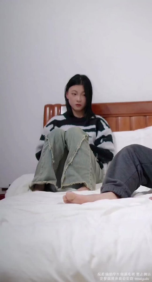 Barefoot beauty on bed toyed by bald man, toes licked to climax!