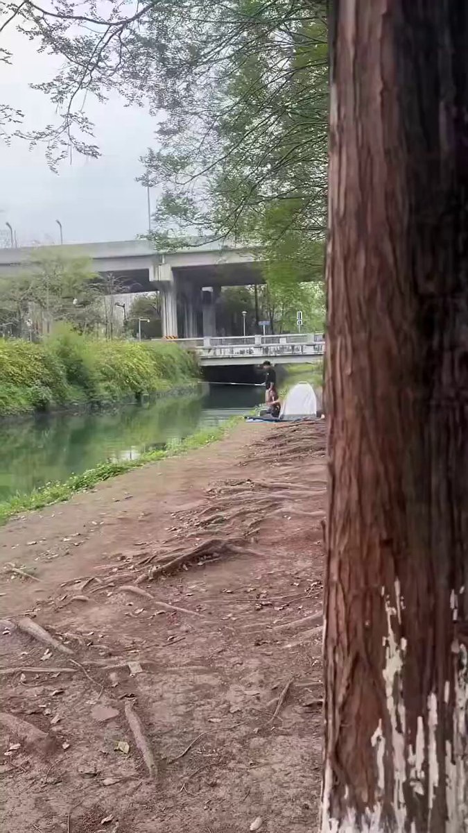 河边钓鱼妹子野外露营诱惑，帐篷内激情狂干！