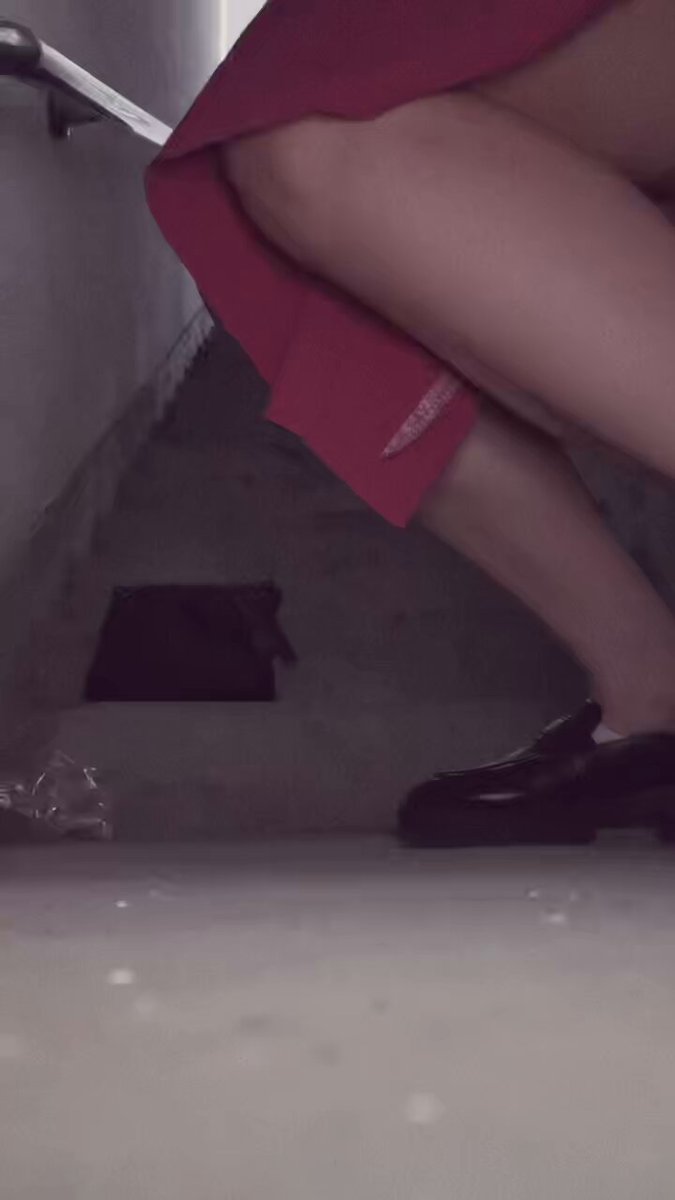 Horny woman with a perky butt exposes her anus in the stairwell and masturbates to orgasm