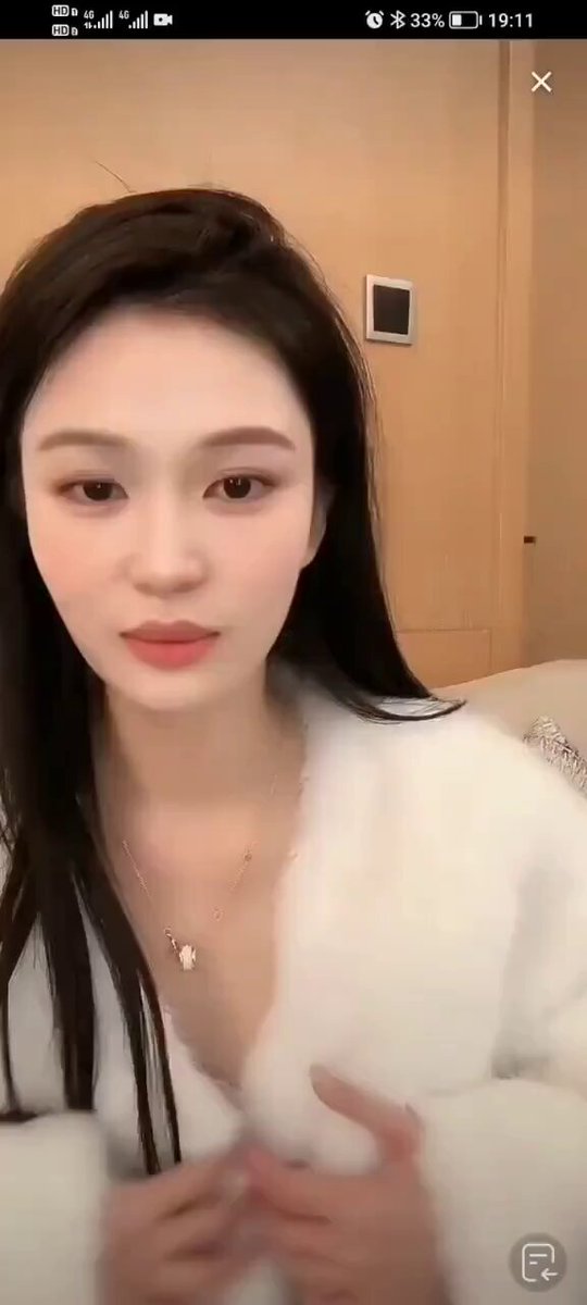 白髪美女の深V誘惑！長髪のお姉さんがホテルで自撮り、美乳を大披露