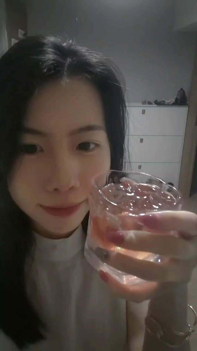 律师副业，那当然是调酒请大家喝！外面的世界好热闹，但我的世界好安静好祥和?? 