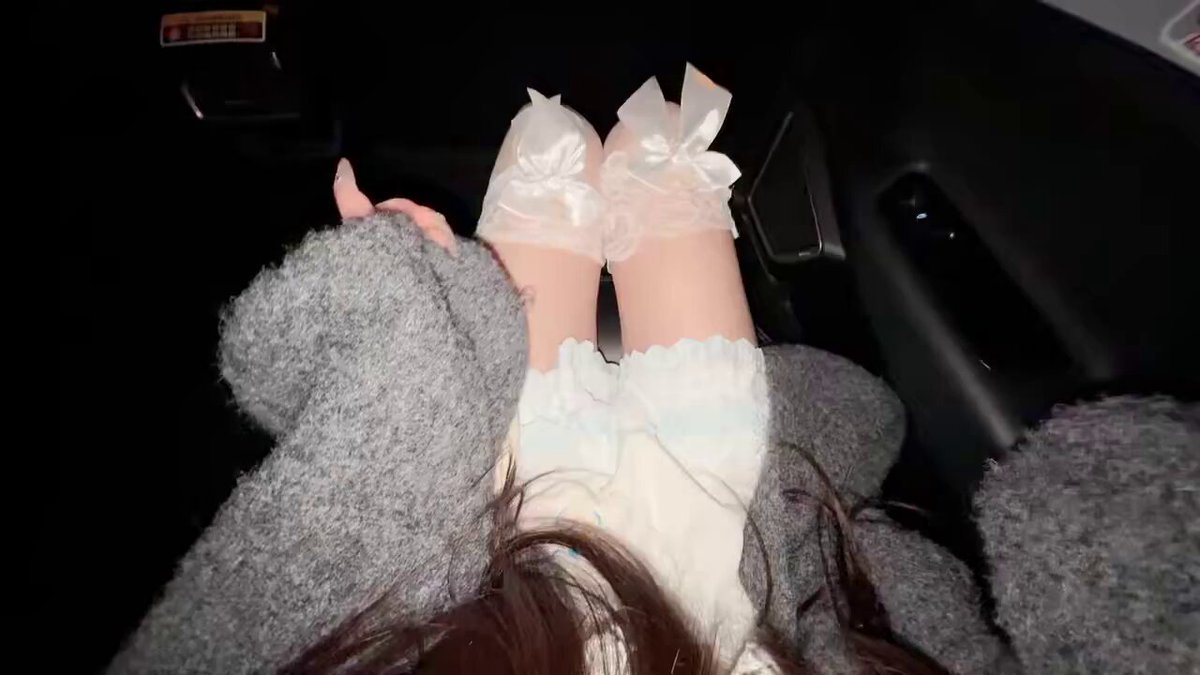 Car Temptation! White-Stockinged Beautiful Legs Raised to Tease a Big Cock