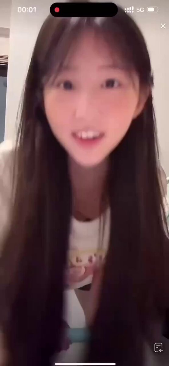 清纯长发妹子浴室诱惑，粉嫩小穴湿漉漉等你插！