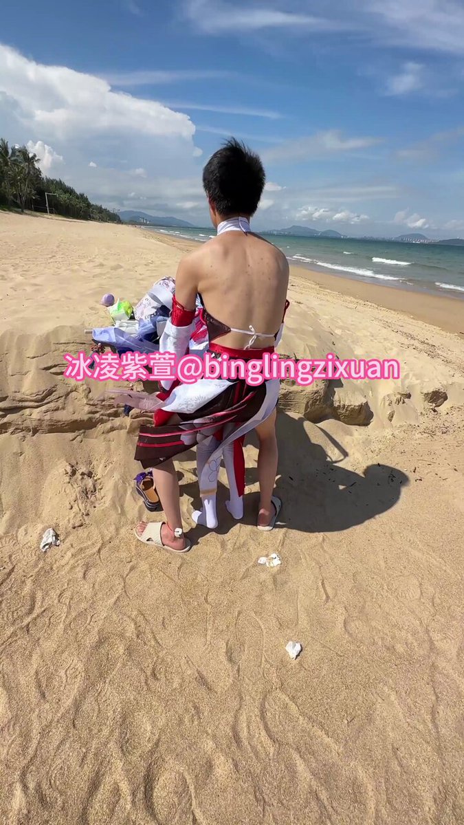 海滩Cosplay辣妹后入狂干！粉毛裸背翘臀浪叫高潮