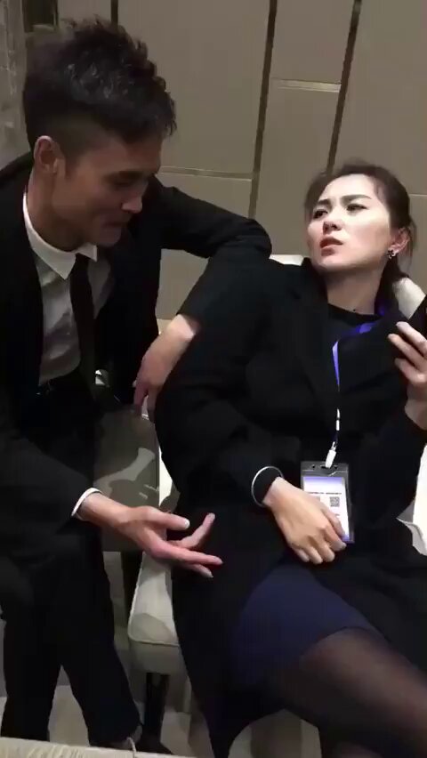 スーツ男性がホテルでOL秘書をからかう！太ももに手を伸ばし、黒ストッキングのプリッとしたお尻が超刺激的