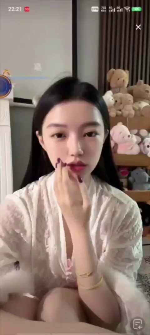 Silk Robe Beauty Flirts on Live Stream! Long Legs & Perky Butt Temptation Masturbation Show 123av.fun