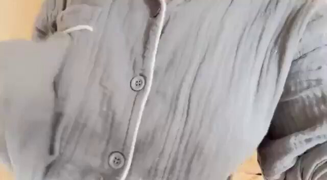 灰睡袍爆乳诱惑！大奶妹子解扣露点玩奶超撩人