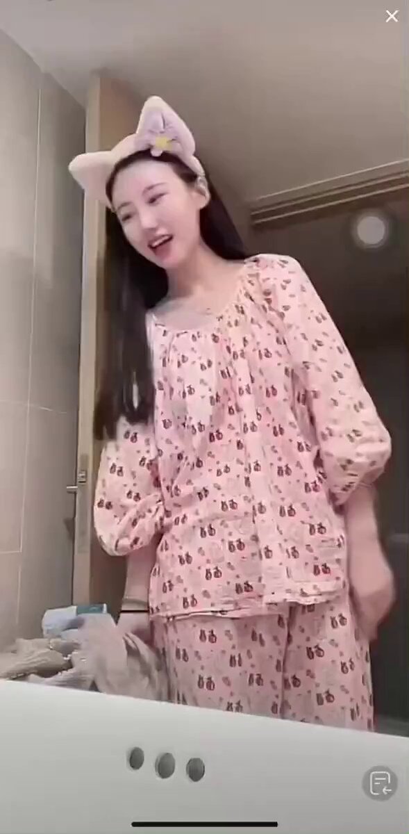 浴室粉色睡衣猫耳美女撩人扭腰秀细腰大奶