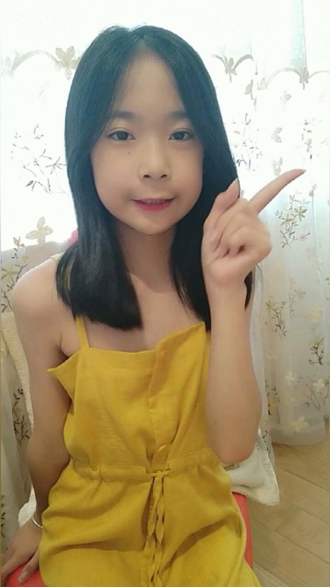 清纯黄裙年轻女性诱惑手指自慰秀，123av.fun独家爆乳私处特写！