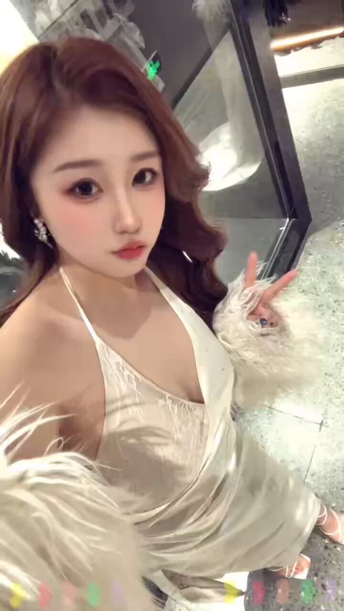 #上海  空乘小姐姐的甜蜜时刻：飞机上的一抹粉红，随时准备为您带来温暖服务！ #上海 