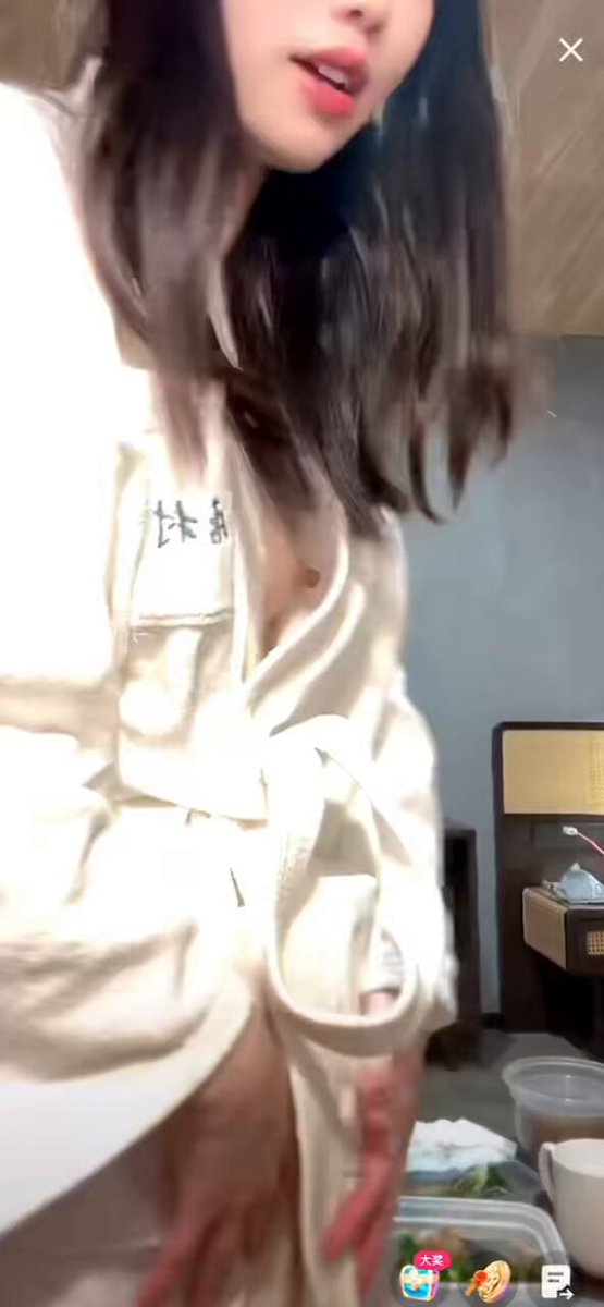穿着浴袍直播亮点看不完 