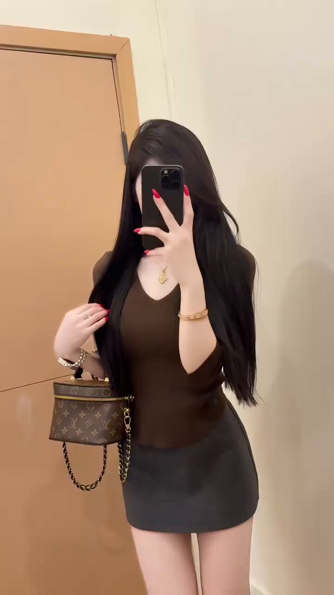 黑长直美女自拍超短裙诱惑！大长腿翘臀等你舔屏