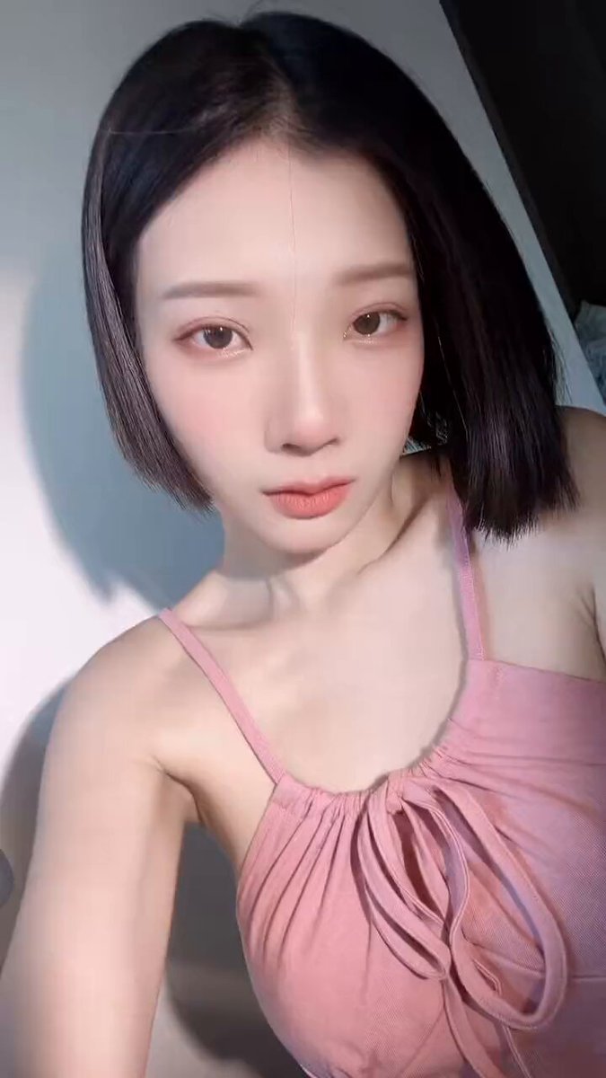 狐のような目の美女がピンクのキャミソールで誘惑セルフィー、ピンクの“ピッグ”表情が超色っぽい！