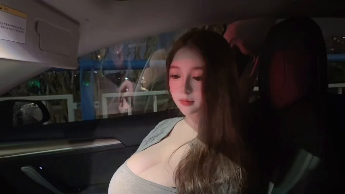 深夜の車内でストローで挑発する巨乳美女　胸が揺れて服がはち切れそう