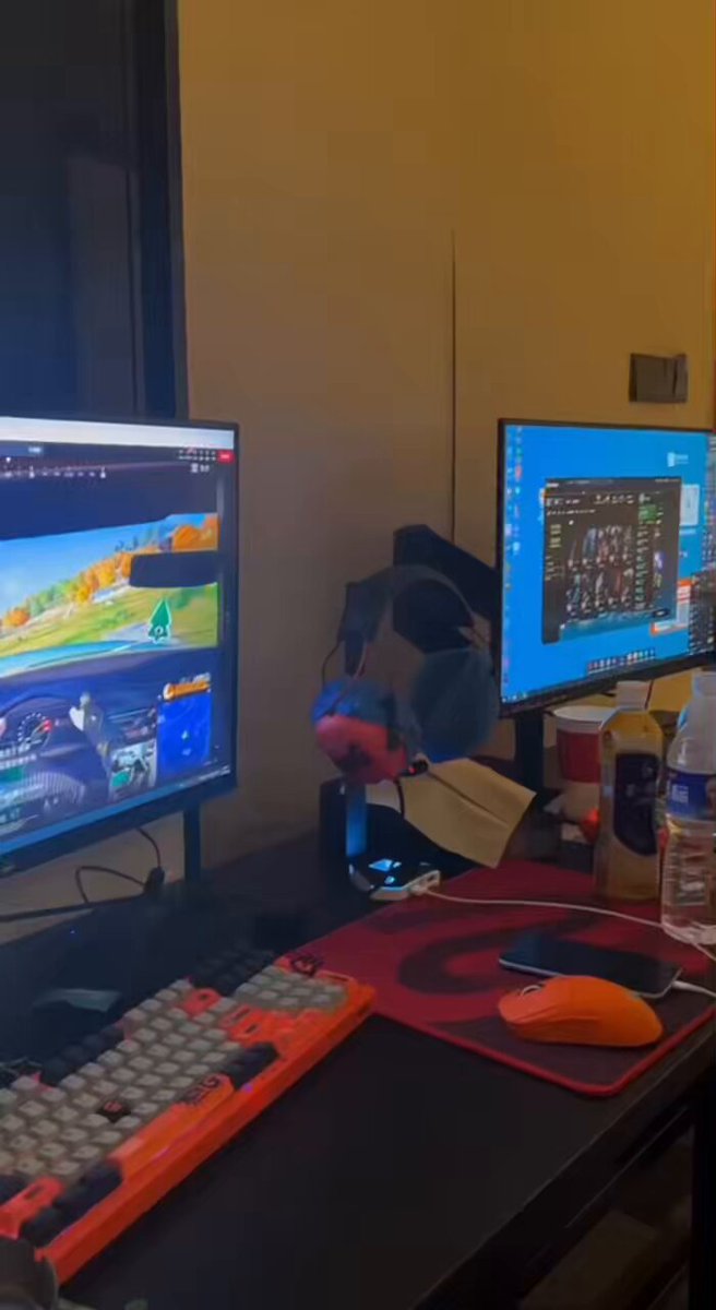 酒店电竞椅上狂揉骚穴！裸体美女翘臀坐脸猛亲热插