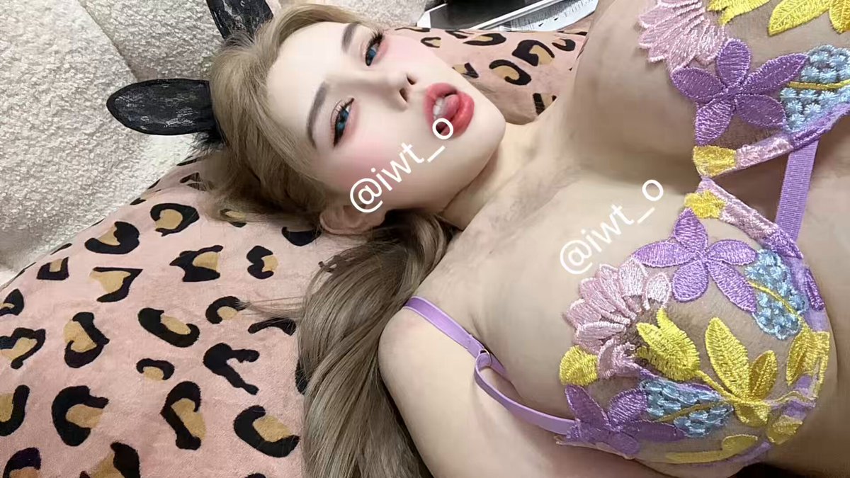 猫耳美女の巨乳誘惑！紫色のレース下着で口を開けてセックスを求める