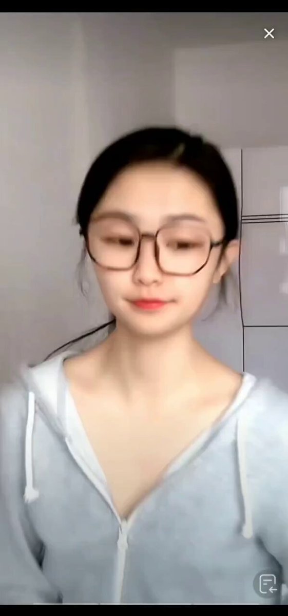 眼镜妹圣诞浴袍诱惑，翘臀扭动露出大奶