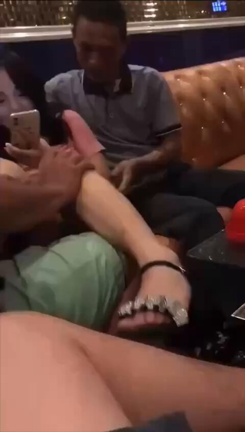 夜店沙发激战！黑丝美女被男人狂摸大腿逼穴狂笑浪叫