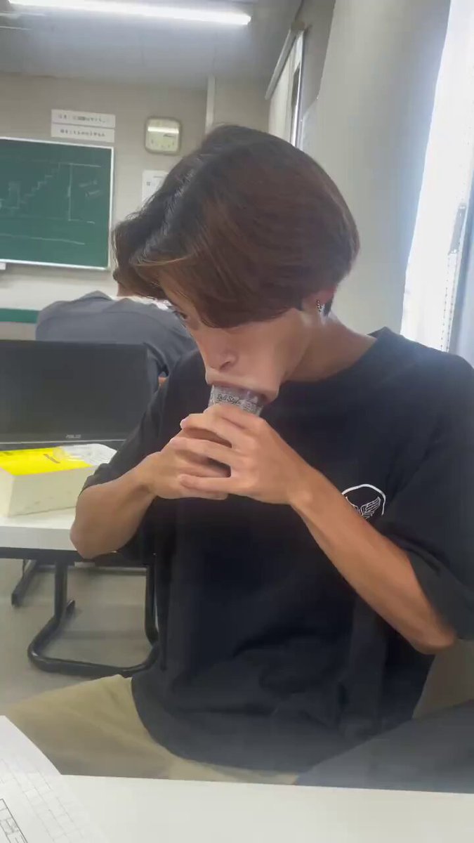 教室帅哥狂吸巨杯！深喉吞精白浊汁液满嘴溢出