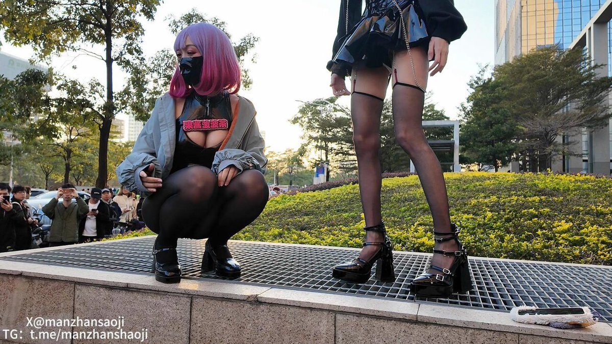 På anime-konvensjonen ble kvinnelige kjendiser sett blotte brystene sine, innta provoserende poseringer og presse grensene for nakenhet, ...