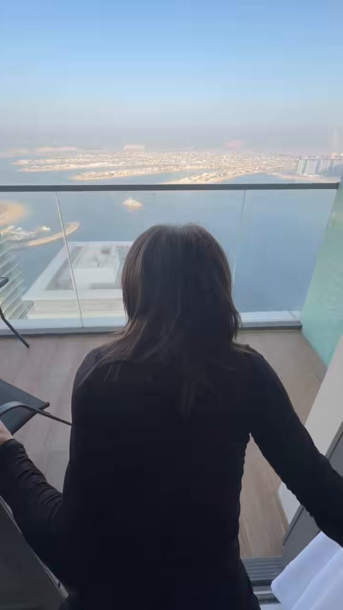 迪拜高空阳台翘臀裸露！美女撅屁股露菊花纹身超诱惑