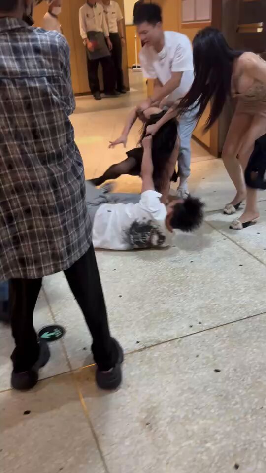 オフィス騒動！長髪美女が裸で野性的に群がり男を襲い、胸が揺れ脚を開いて激しく交わる