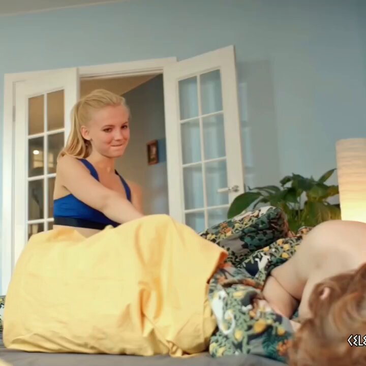 金髪ギャルが浴室で裸のまま赤毛のイケメンを誘惑、ベッドでワイルドに激しく交わる