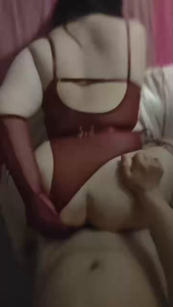 丰满黑发美女红连体丝袜翘臀后入猛干