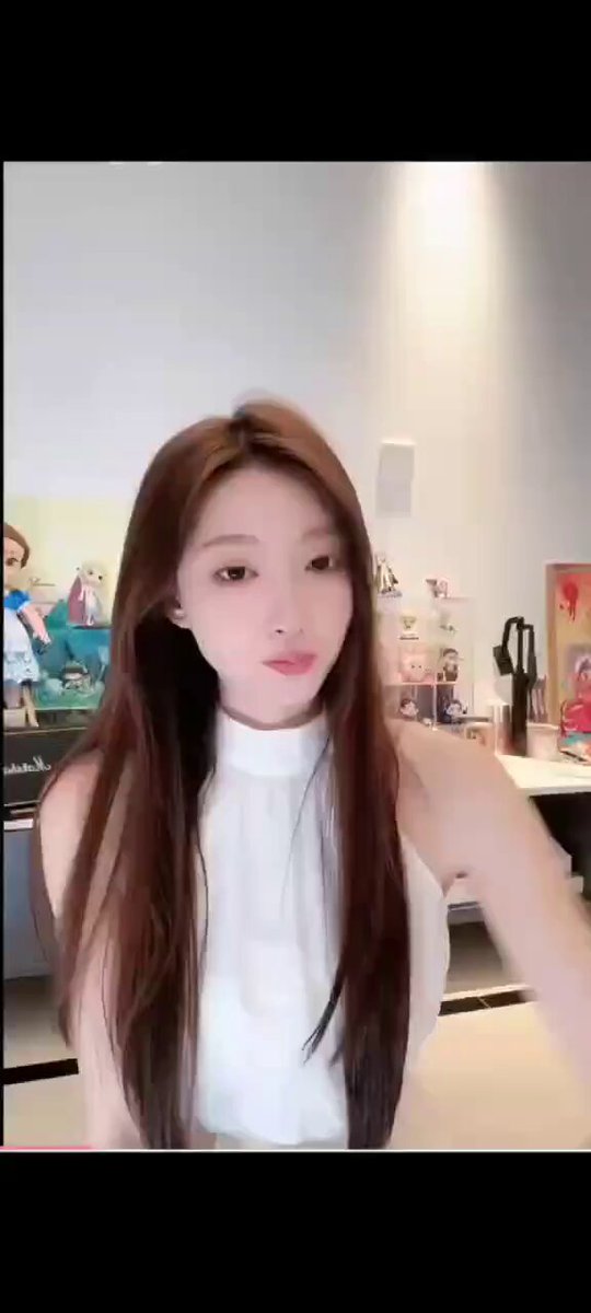 狐系美女のキッチン誘惑！長い髪と白いワンピースから覗く美脚が超セクシー