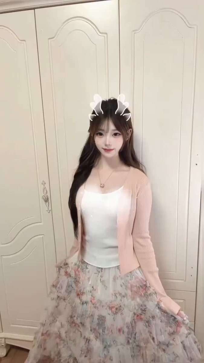 猫耳少女粉裙诱惑！长发美女比心撩人123av.fun独家