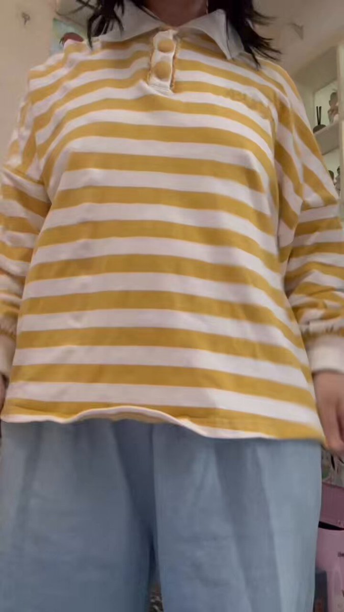 萌え妹が黄黒ストライプのオーバーサイズシャツで服をまくり上げてパンツを見せる！ぷりっとしたヒップとむっちりおまんこが超誘惑