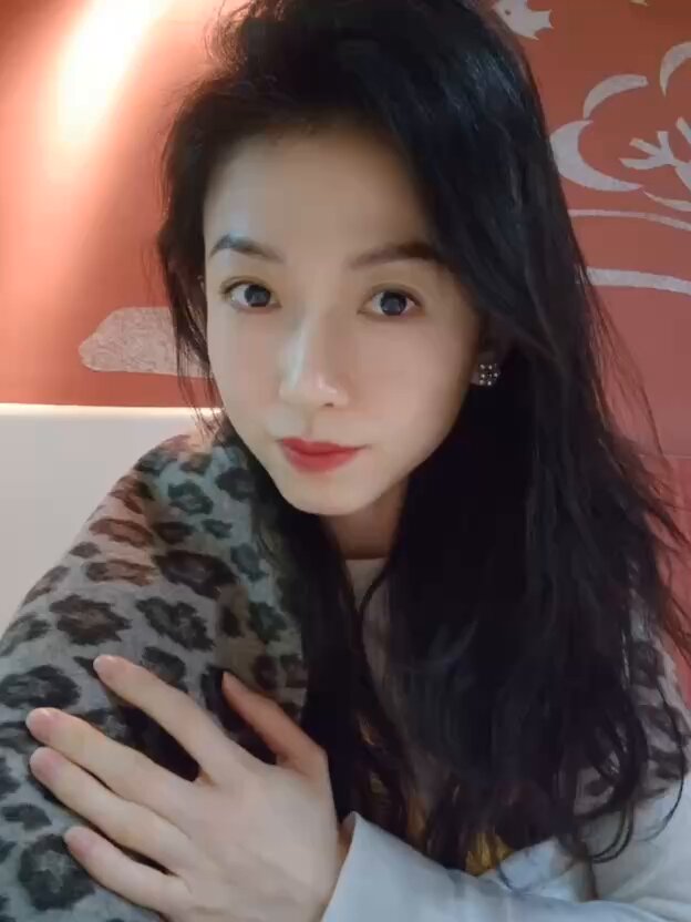 Leopard-Print Beauty's Big-Breast Temptation! Lifts Clothes on Bed to Reveal Cleavage, Drinks and Wet Kisses — 123av.fun