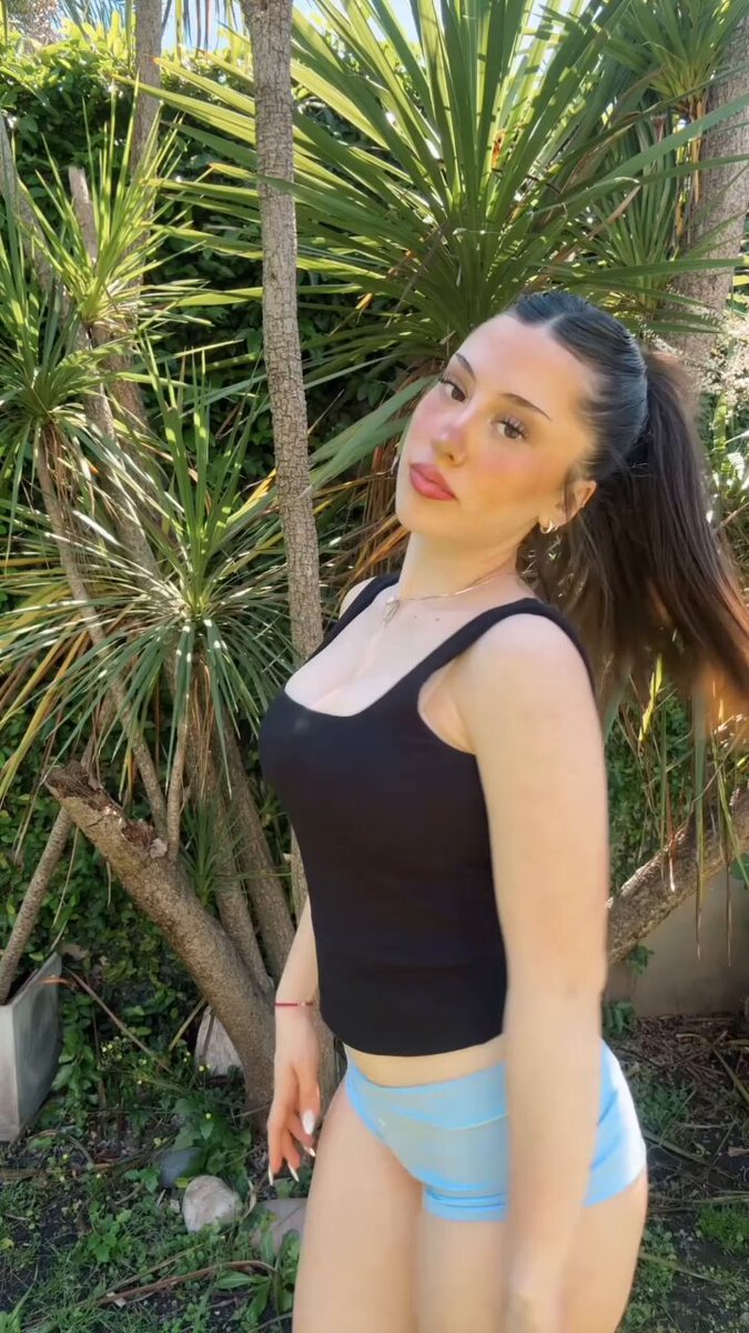 屋外でヒップが魅力的な美女が腰を振る！超誘惑！青いショートパンツが豊満なお尻をぴったり包む