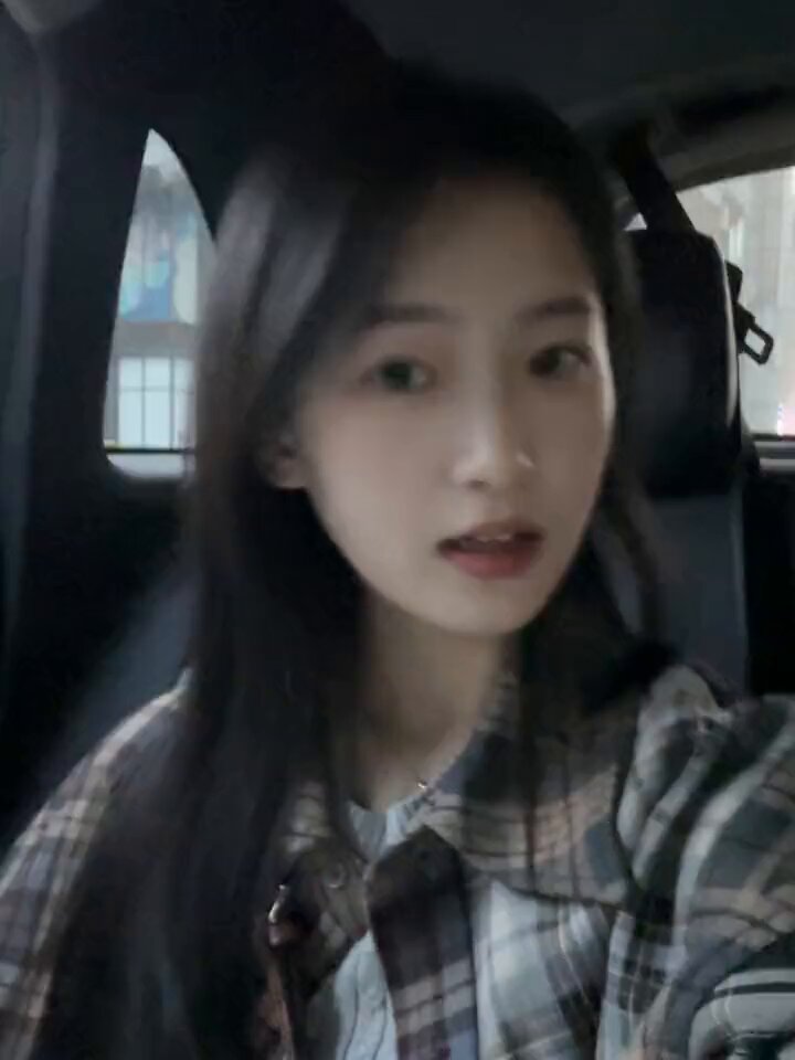 車内セックス 長髪美女の誘惑！運転しながら自分で触って濡れる